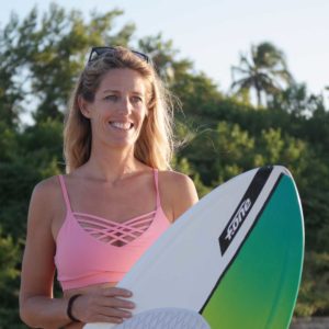 Carmelia Fontaine mit Surfbrett